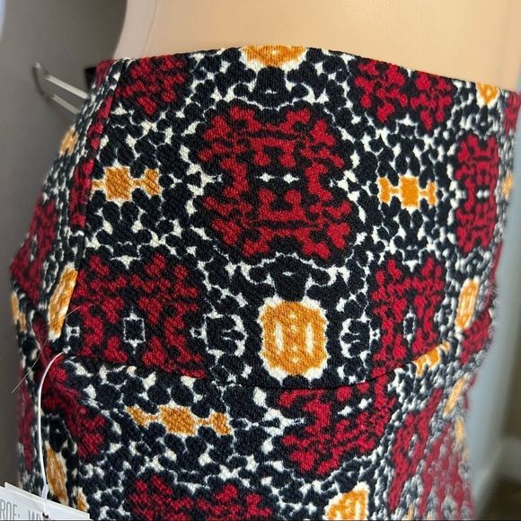 LuLaRoe Pencil Skirt Cassie Style Red Gold Black Size Medium - Picture 3 of 10